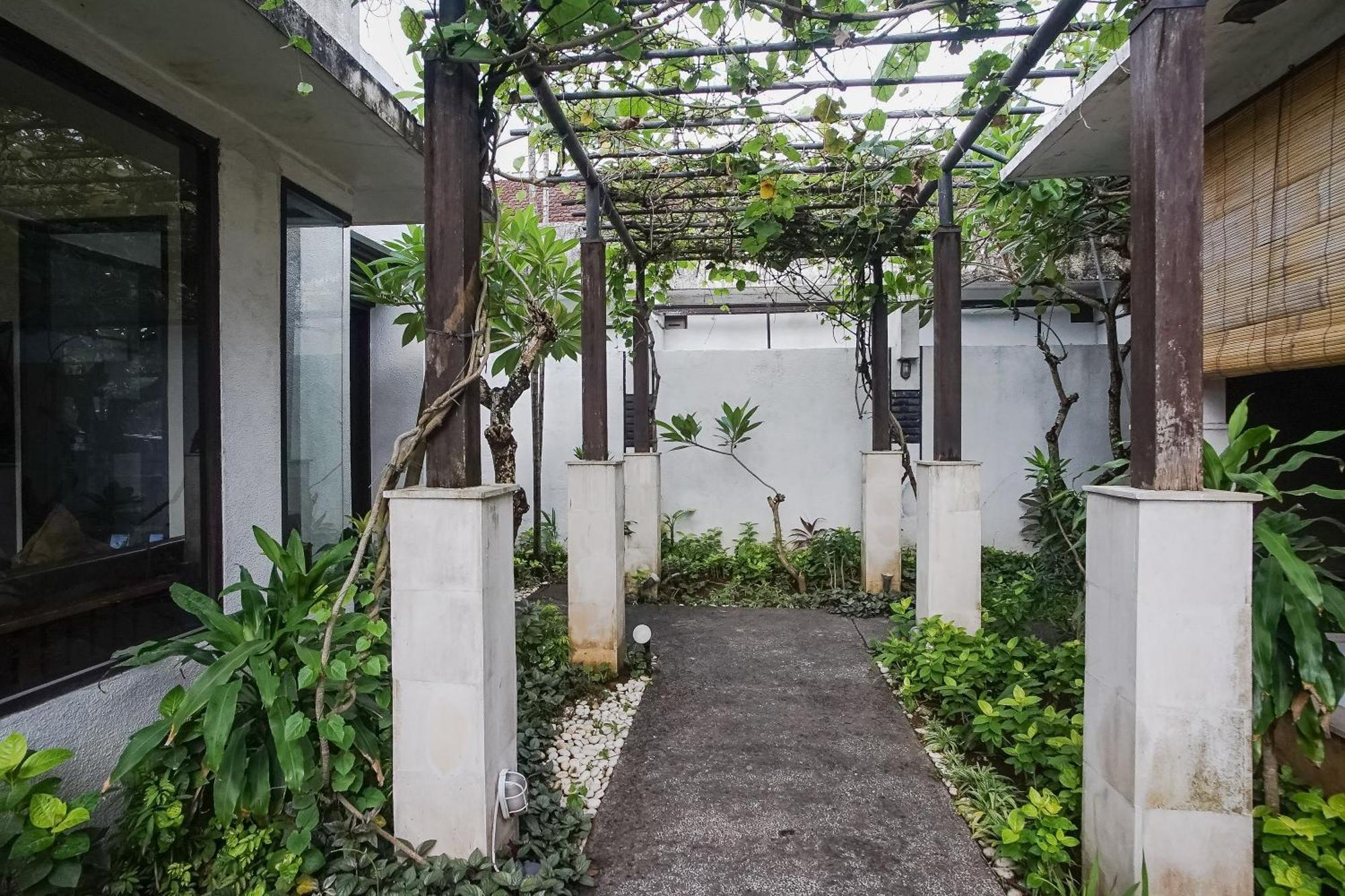 Queen Rose Villa & Spa Jimbaran  Exterior photo